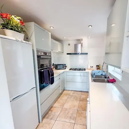 בית נופש Raygill House By Furnished 4br Shadwell House Ideal For Contractors & Relocations Families לידס