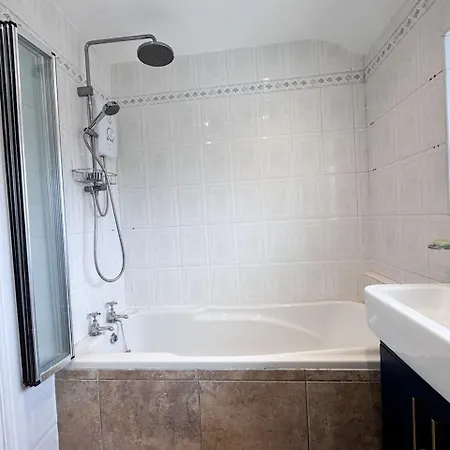 Raygill House By Furnished 4br Shadwell House Ideal For Contractors & Relocations Families Лидс