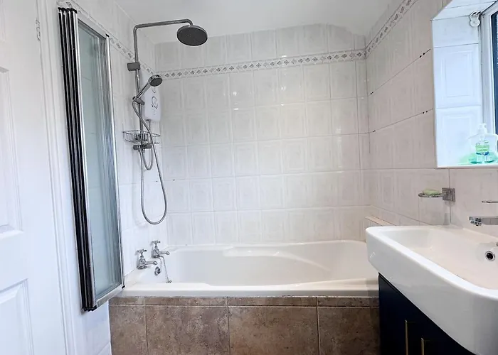 Raygill House By Furnished 4br Shadwell House Ideal For Contractors & Relocations Families Leeds (West Yorkshire)