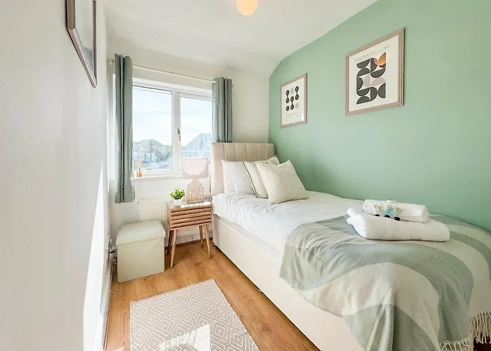 Raygill House By Furnished 4br Shadwell House Ideal For Contractors & Relocations Families Leeds (West Yorkshire)