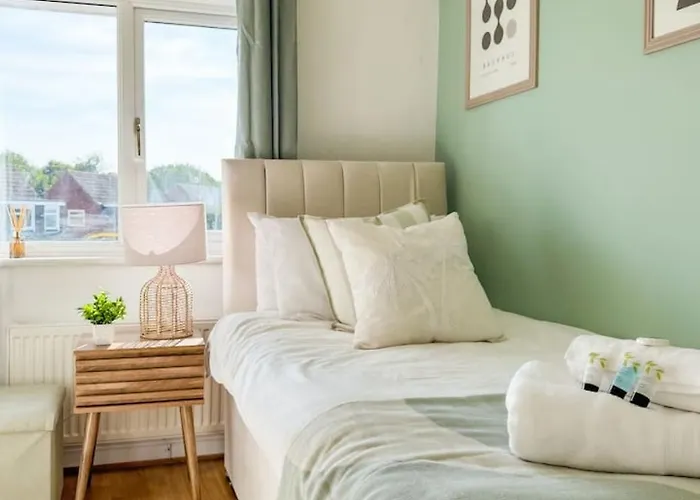 Raygill House By Furnished 4br Shadwell House Ideal For Contractors & Relocations Families Leeds (West Yorkshire)