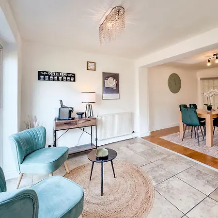 Semesterbostad Raygill House By Furnished 4br Shadwell House Ideal For Contractors & Relocations Families Leeds (West Yorkshire)